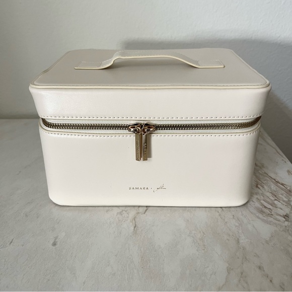 Samara x Jillian Harris Makeup Case - Picture 1 of 11
